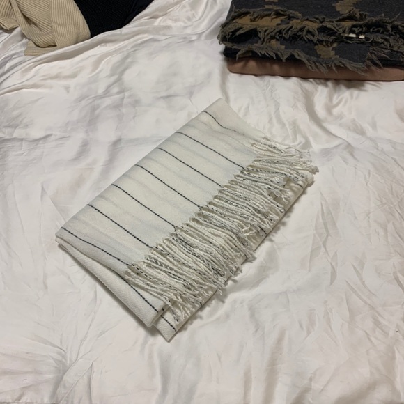 Gorgeous Brand New White Wool Scarf - Picture 2 of 7